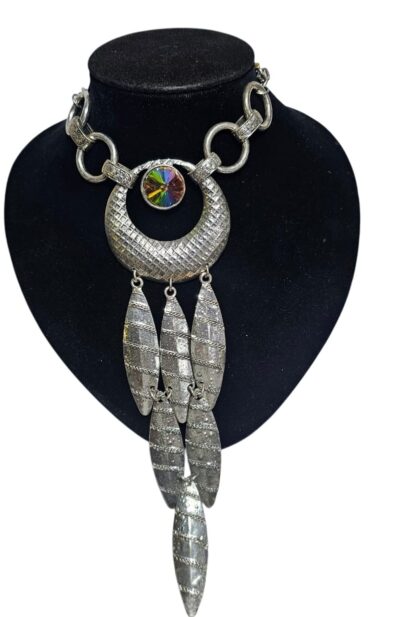 colgante con piedras y hojas