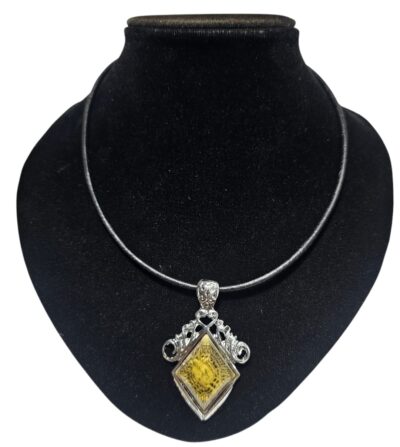 colgante en cuero con dijes de piedras