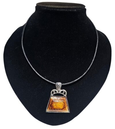 colgante en cuero con dijes de piedras