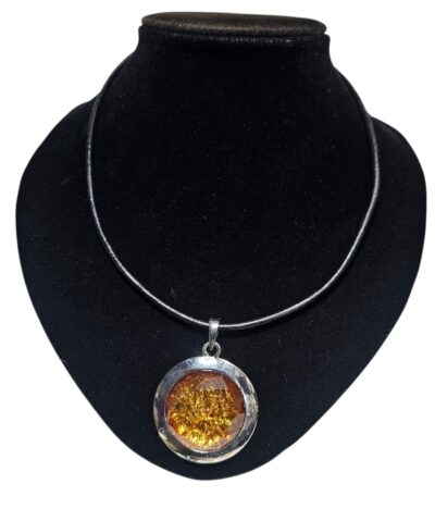 colgante en cuero con dijes de piedras