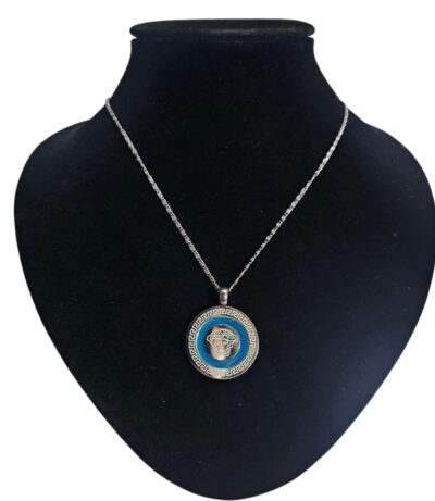 collar con dije acero prada.