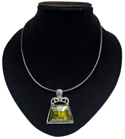 colgante en cuero con dijes de piedras