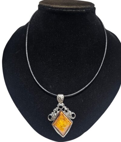 colgante en cuero con dijes de piedras